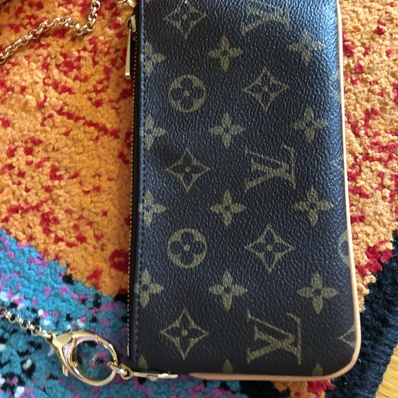 ☀️Louis Vuitton Sale☀️ Louis wristlet  with strap - Picture 3 of 8
